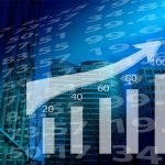Grafico a barre con freccia crescente davanti a grattacieli, simbolo di crescita del mercato immobiliare e aumento dei prezzi delle case.