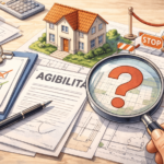 Verifica dell’agibilità di un immobile con casa, documenti edilizi e lente di ingrandimento su planimetrie